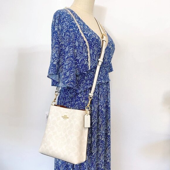 Coach CA582 Mollie Bucket Bag 22 In Signature Canvas In Gold/Chalk/Glacierwhite - Picture 1 of 8